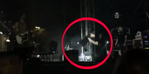 video J-Ax cade dal palco Rock in Roma